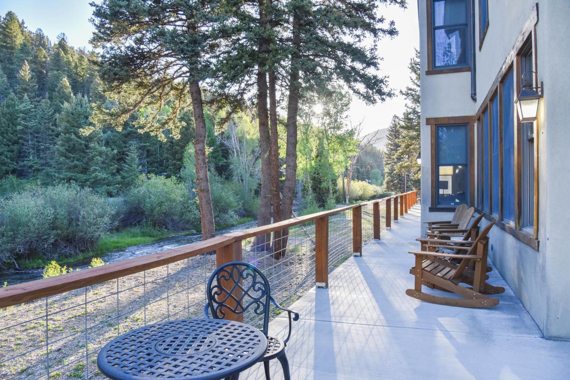 River Lyric Lodge - Formerly Double Dog Red River Buitenkant foto